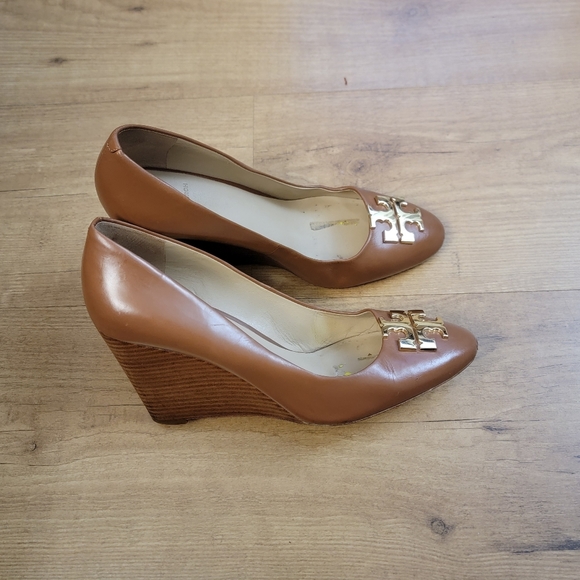 Tory Burch Brown Leather Raleigh Medallion Gold Wedge Heels - Picture 1 of 11